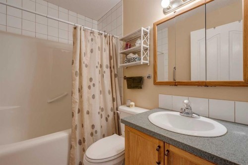 1656 Strathcona Gate, Strathmore, AB - Indoor Photo Showing Bathroom