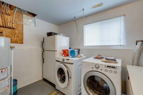 1656 Strathcona Gate, Strathmore, AB - Indoor Photo Showing Laundry Room