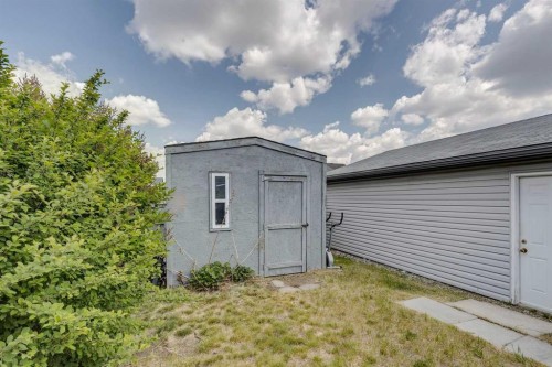 1656 Strathcona Gate, Strathmore, AB - Outdoor