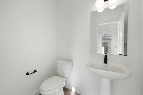 215 Belvedere Avenue Se, Calgary, AB - Indoor Photo Showing Bathroom
