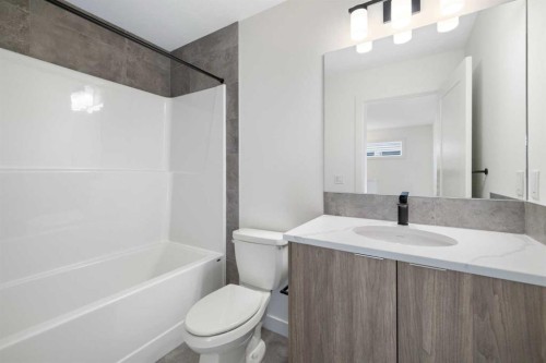 215 Belvedere Avenue Se, Calgary, AB - Indoor Photo Showing Bathroom