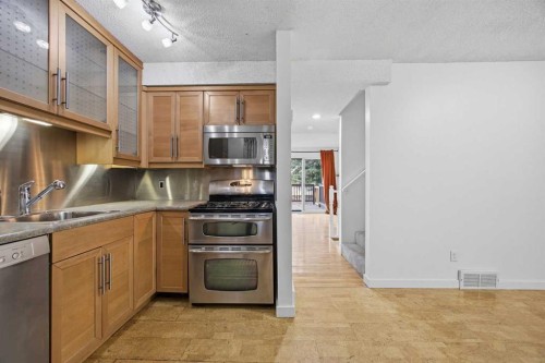 8-803 Varsity Estates Drive Nw, Calgary, AB - Indoor Photo Showing Kitchen