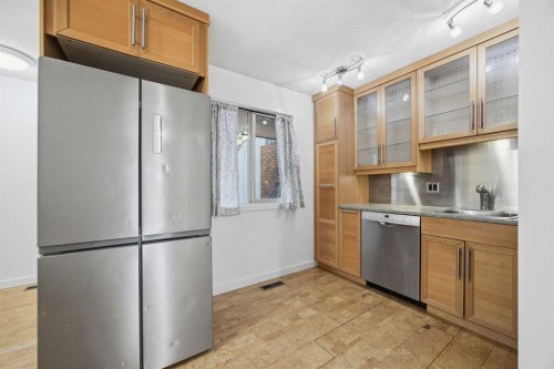 8-803 Varsity Estates Drive Nw, Calgary, AB - Indoor Photo Showing Kitchen