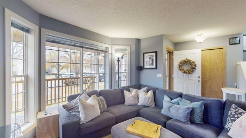 27 Hidden Valley Link Nw, Calgary, AB - Indoor Photo Showing Living Room