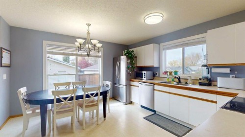 27 Hidden Valley Link Nw, Calgary, AB - Indoor Photo Showing Dining Room