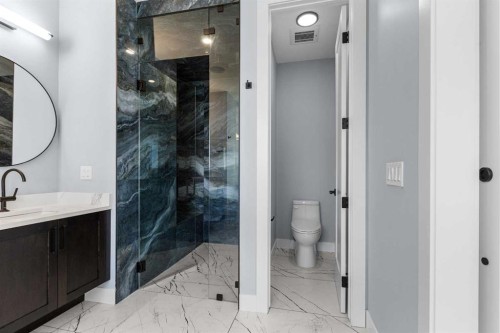 1415 27 Street Sw, Calgary, AB - Indoor Photo Showing Bathroom