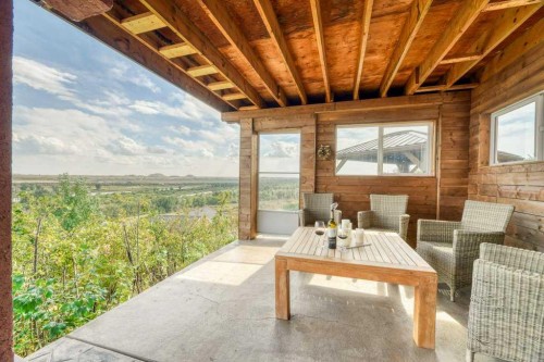 255075 Township Road 215A, Rural Wheatland County, AB - Indoor Photo Showing Living Room