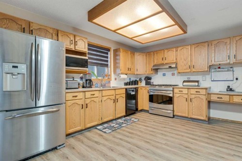399 Sunlake Road Se, Calgary, AB - Indoor Photo Showing Kitchen