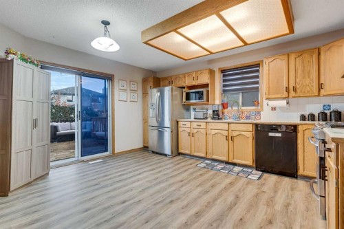399 Sunlake Road Se, Calgary, AB - Indoor Photo Showing Kitchen
