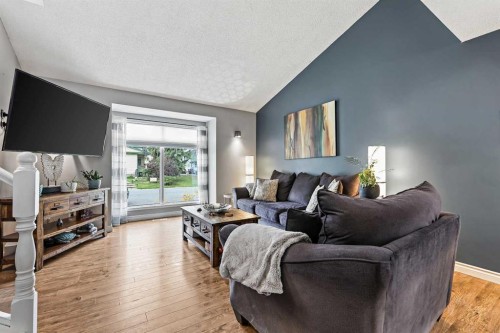 32 Millrise Crescent Sw, Calgary, AB - Indoor Photo Showing Living Room