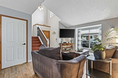 32 Millrise Crescent Sw, Calgary, AB - Indoor Photo Showing Living Room