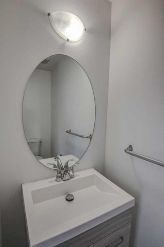 217 Somerside Close Sw, Calgary, AB - Indoor Photo Showing Bathroom