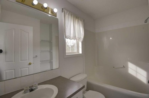 217 Somerside Close Sw, Calgary, AB - Indoor Photo Showing Bathroom