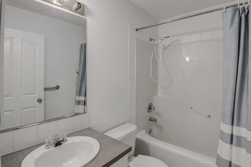 217 Somerside Close Sw, Calgary, AB - Indoor Photo Showing Bathroom