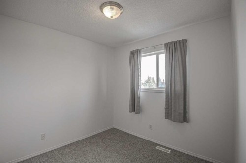 217 Somerside Close Sw, Calgary, AB - Indoor Photo Showing Other Room