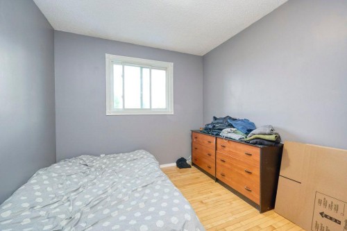 6827 37 Avenue Ne, Calgary, AB - Indoor Photo Showing Bedroom