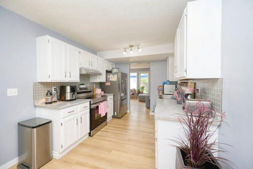 6827 37 Avenue Ne, Calgary, AB - Indoor Photo Showing Kitchen