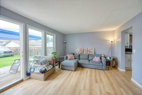 6827 37 Avenue Ne, Calgary, AB - Indoor Photo Showing Living Room