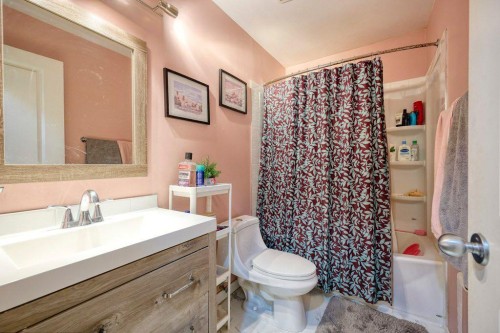 6827 37 Avenue Ne, Calgary, AB - Indoor Photo Showing Bathroom