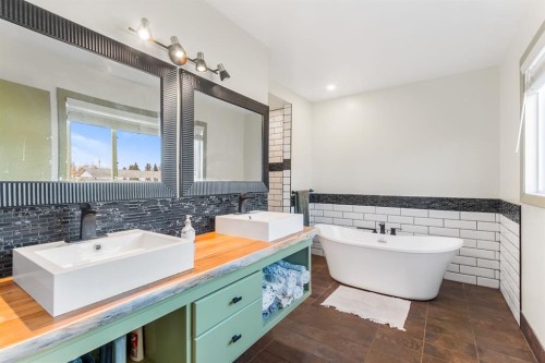 5301 44 Street, Olds, AB - Indoor Photo Showing Bathroom