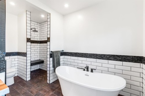 5301 44 Street, Olds, AB - Indoor Photo Showing Bathroom