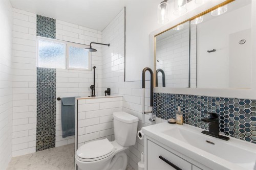 5301 44 Street, Olds, AB - Indoor Photo Showing Bathroom