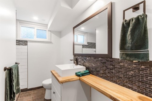 5301 44 Street, Olds, AB - Indoor Photo Showing Bathroom