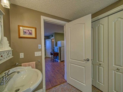 239 Sagewood Drive, Airdrie, AB - Indoor Photo Showing Bathroom
