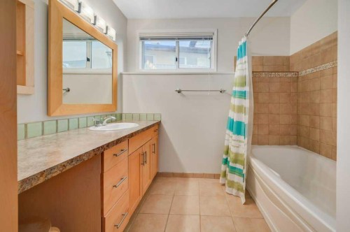 222 Diamond Court Se, Calgary, AB - Indoor Photo Showing Bathroom