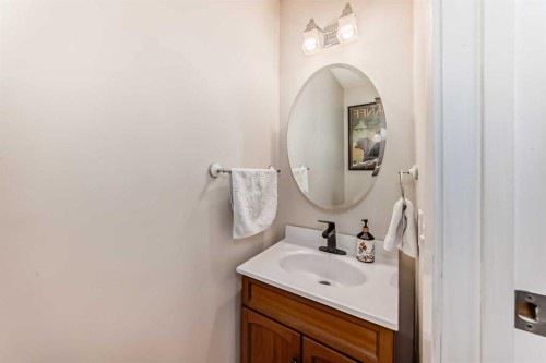 56 Applecroft Road Se, Calgary, AB - Indoor Photo Showing Bathroom