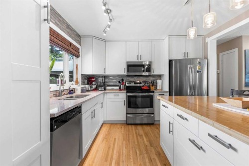 8516 Addison Drive Se, Calgary, AB - Indoor Photo Showing Kitchen With Stainless Steel Kitchen With Double Sink With Upgraded Kitchen