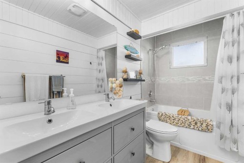 8516 Addison Drive Se, Calgary, AB - Indoor Photo Showing Bathroom