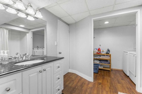 8516 Addison Drive Se, Calgary, AB - Indoor Photo Showing Bathroom