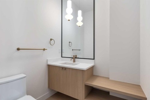 4309 32 Avenue Sw, Calgary, AB - Indoor Photo Showing Bathroom