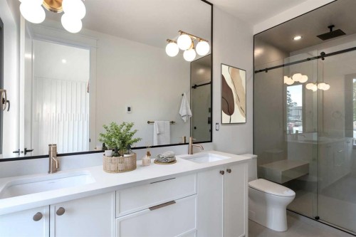 4309 32 Avenue Sw, Calgary, AB - Indoor Photo Showing Bathroom