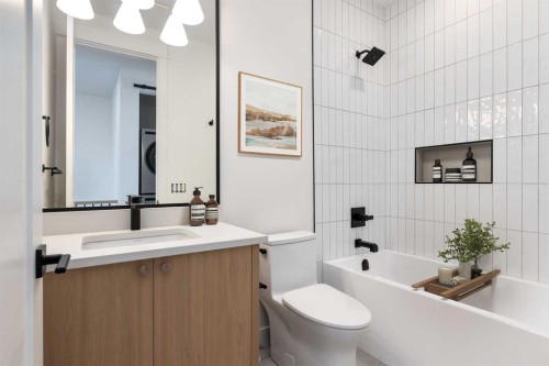 4309 32 Avenue Sw, Calgary, AB - Indoor Photo Showing Bathroom