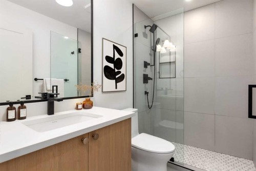 4309 32 Avenue Sw, Calgary, AB - Indoor Photo Showing Bathroom