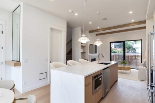 4309 32 Avenue Sw, Calgary, AB - Indoor Photo Showing Kitchen With Upgraded Kitchen