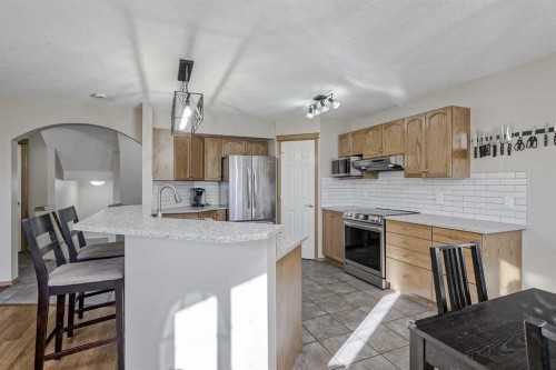 8 Everstone Rise Sw, Calgary, AB - Indoor Photo Showing Kitchen