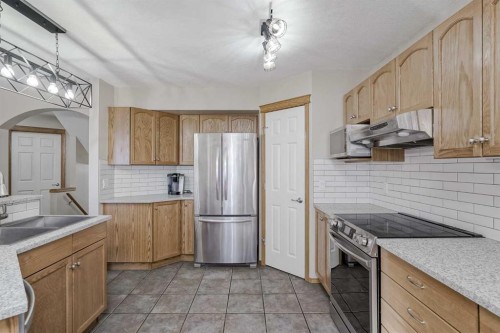 8 Everstone Rise Sw, Calgary, AB - Indoor Photo Showing Kitchen