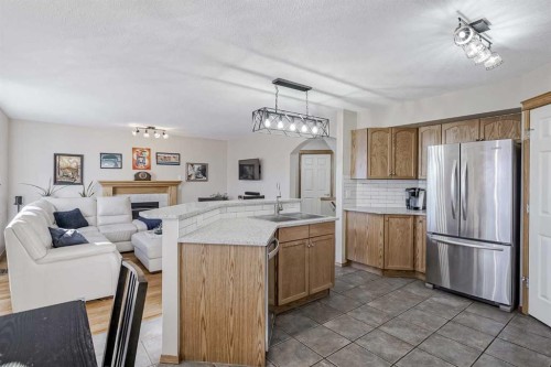 8 Everstone Rise Sw, Calgary, AB - Indoor Photo Showing Kitchen
