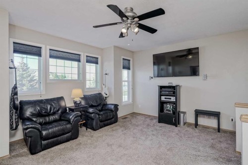 8 Everstone Rise Sw, Calgary, AB - Indoor Photo Showing Living Room