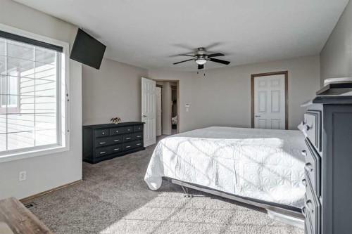 8 Everstone Rise Sw, Calgary, AB - Indoor Photo Showing Bedroom