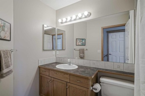 8 Everstone Rise Sw, Calgary, AB - Indoor Photo Showing Bathroom