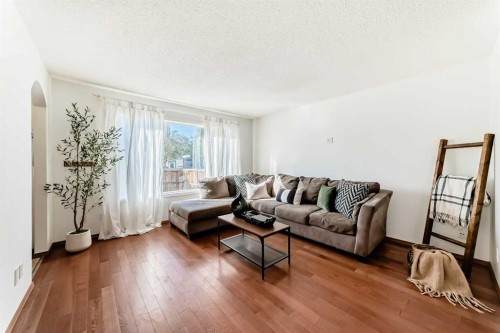 201 Cranberry Square Se, Calgary, AB - Indoor Photo Showing Living Room