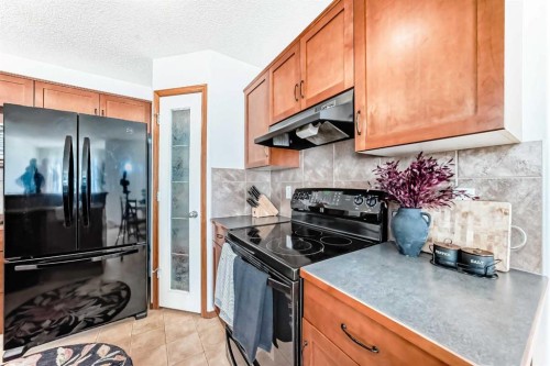 201 Cranberry Square Se, Calgary, AB - Indoor Photo Showing Kitchen
