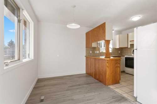 2 West Barrett Place, Cochrane, AB - Indoor Photo Showing Kitchen