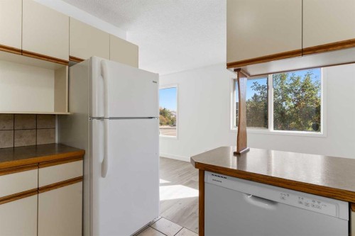 2 West Barrett Place, Cochrane, AB - Indoor Photo Showing Kitchen