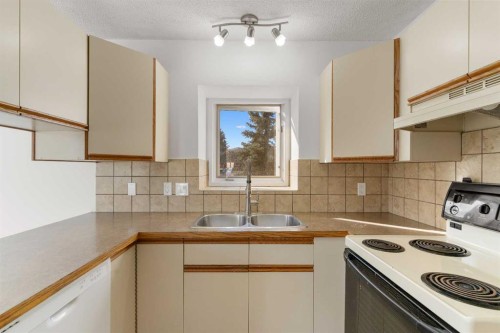 2 West Barrett Place, Cochrane, AB - Indoor Photo Showing Kitchen With Double Sink