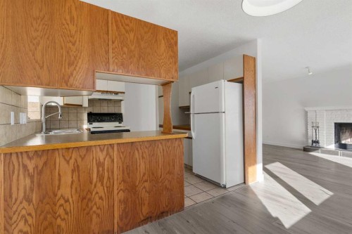 2 West Barrett Place, Cochrane, AB - Indoor Photo Showing Kitchen